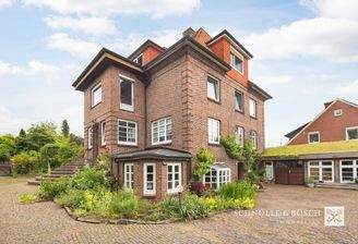 Großzügiges Wohnhaus und wunderschöner Garten