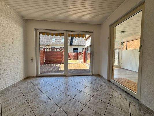 Essbereich mit Zugang zur Terrasse