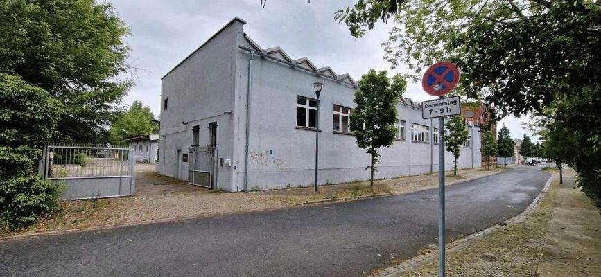 Blick in Richtung Einfahrt & Halle 1