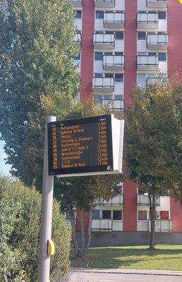 Busstation vor dem Haus