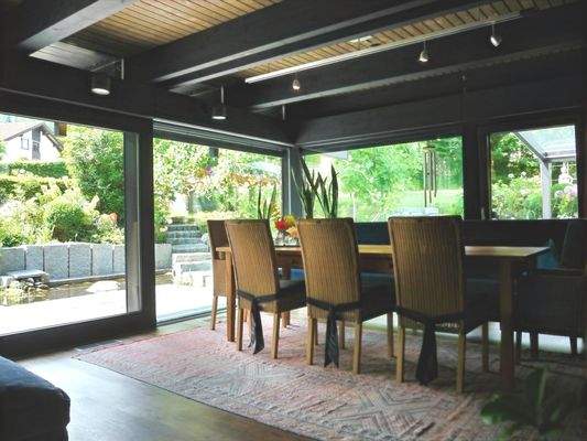 Esszimmer mit Blick ins Grüne
