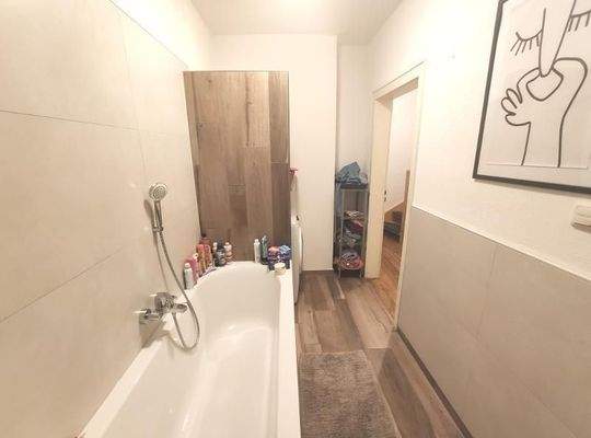 Bad mit Badewanne und Waschmaschinenanschluss Bild 3