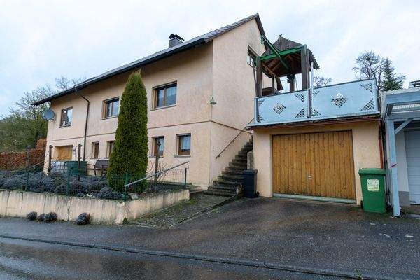 Hausansicht mit Einzelgarage