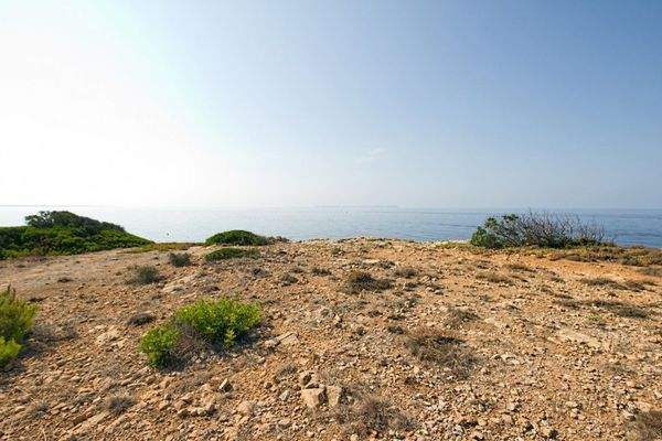 Grundstück mit Panoramablick in erster Meereslinie zum Verkauf in Cala Pi, Mallorca