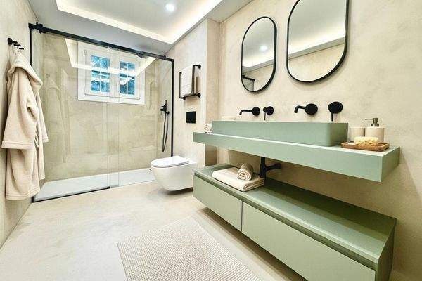 Elegantes Badezimmer mit Dusche und Fenster