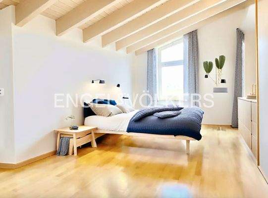 OG: Schlafzimmer mit Zugang zum Balkon