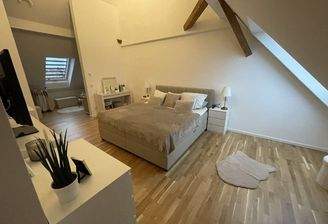 Großzügiger Schlafbereich mit abgetrennter Büromöglichkeit