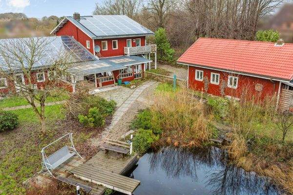 Rückansicht mit Werkstatt und Schwimmteich