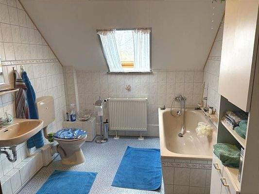 Bad mit Wanne und Dusche im DG