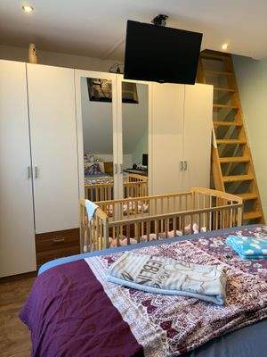 Schlafzimmer (Treppe zu Zwischendecke als Abstellfläche)