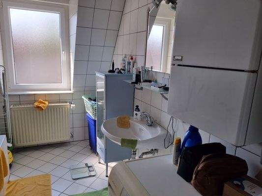 Badezimmer (2. Bild) mit Platz für Waschmaschine