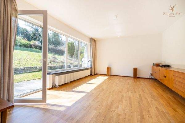 helles Wohnzimmer mit Blick auf Garten