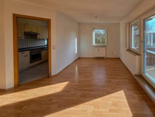 Essbereich mit Zugang zum Balkon und Küche