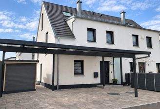 Frontansicht mit Carport