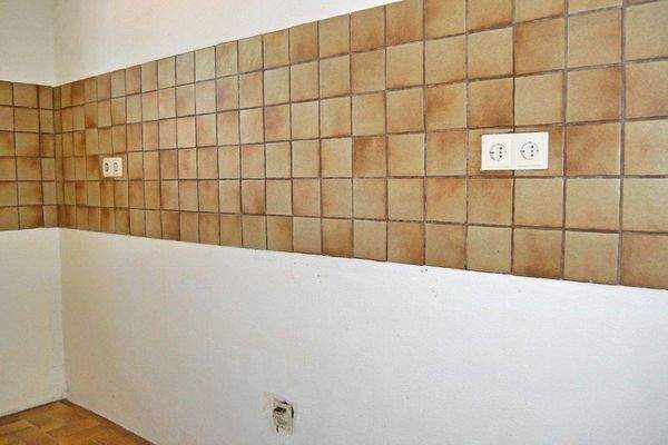 Küche mit Strom- und Wasseranschluss