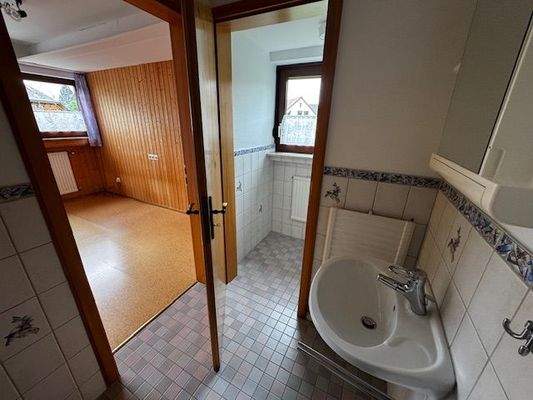 Zimmer mit Waschbecken und WC EG