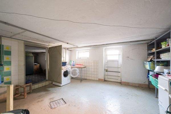 Keller mit Treppenaufgang zum Garten