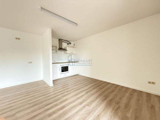 Offenes Wohnkonzept mit intelligenter Trennwand zur Einbauküche