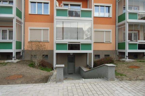 7 Hinteransicht mit Kellerausgang.JPG