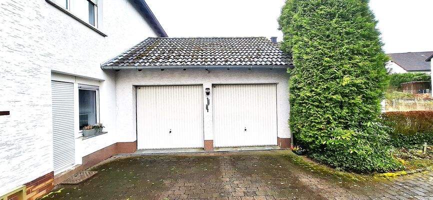 Doppelgarage mit Stauraum 