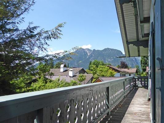 Umlaufende Laube im Obergeschoss mit Bergblick
