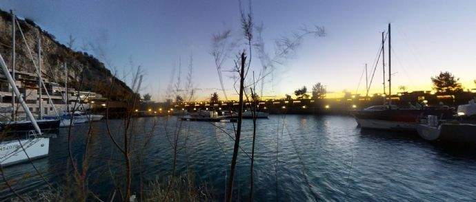 Zugang vom Garten ans Meer mit Blick Küste/ Marina