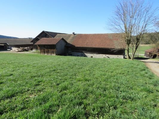 Ostansicht mit Holzschuppen