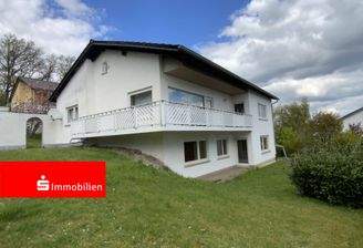 Rückansicht mit Einliegerwohnung unten