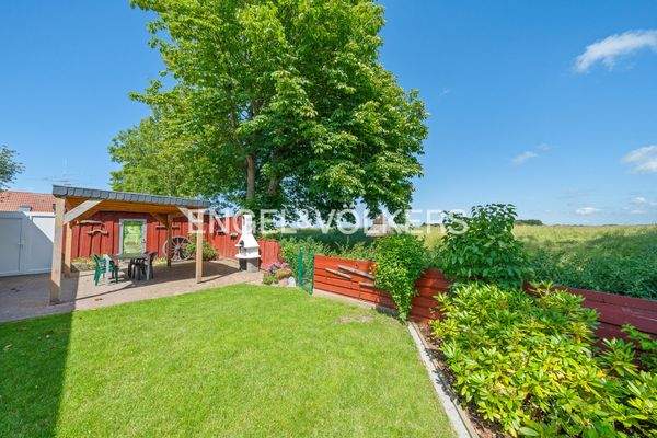 Garten mit überdachter Sitzfläche