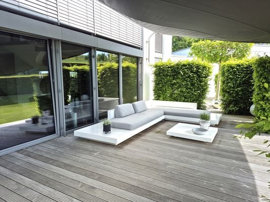 Sonnensegel und Terrasse hinter dem Wintergarten