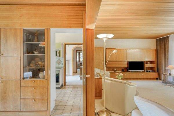 Blick in den Flur aus dem Esszimmer