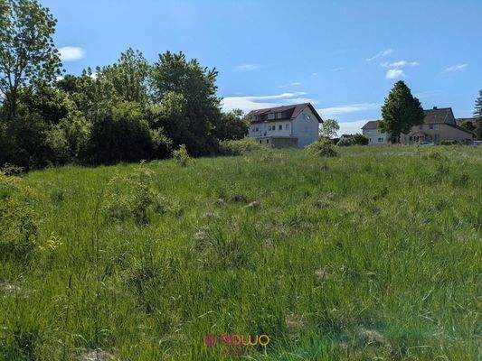 Grundstück mit Nachbarhaus