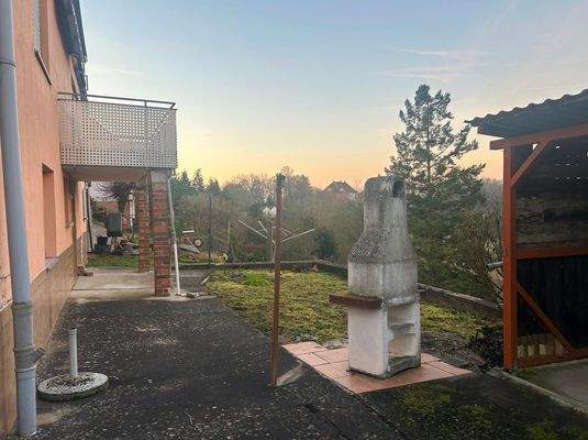 14 Freisitz hinter dem Haus.jpg