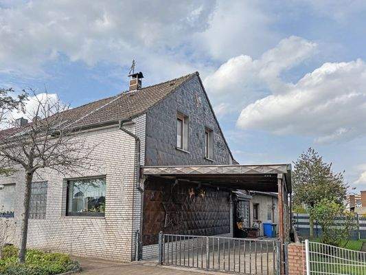 Außenansicht mit Carport