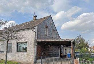 Außenansicht mit Carport