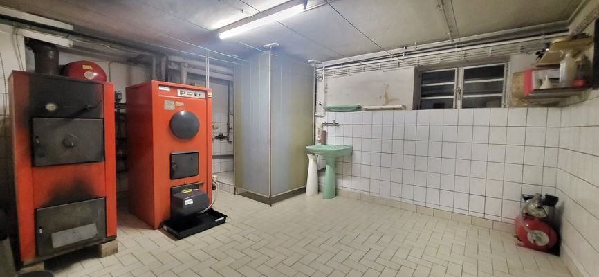 Heizungsraum mit Gas-Zentralheizung im KG