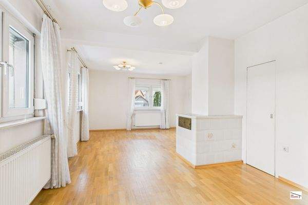 großzügiges Wohnzimmer