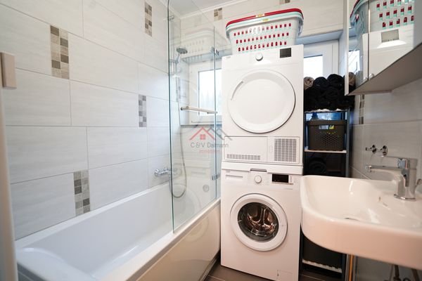 Badezimmer mit Waschmaschienenanschluss