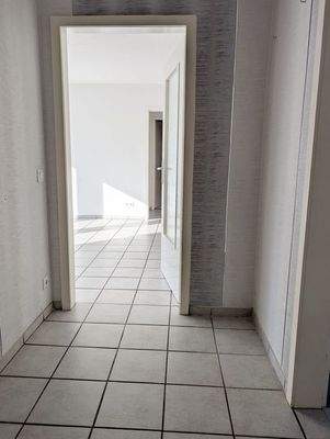 Wohnungsflur mit Blick in das Wohnzimmer