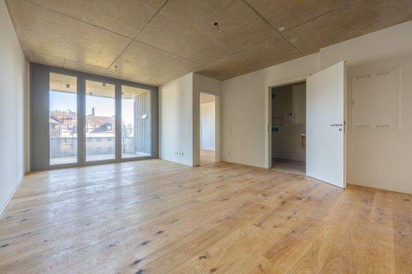 Wohnküche mit Blick zum Balkon, Zimmer _ Duschbad - HERDERGÄRTEN 1.3.2