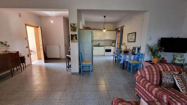 Kreta, Ammoudara bei Heraklion: Gebäude mit 3 Wohnungen zu verkaufen