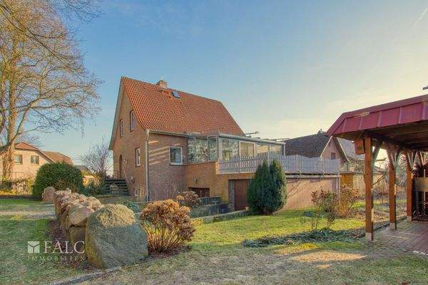 Blick auf Haus, Wintergarten und Terrasse