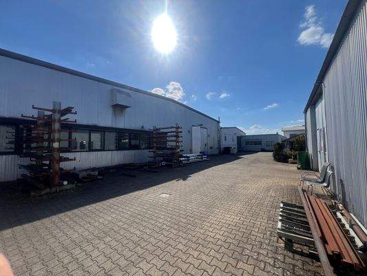 Gebäudeansicht + Hofbereich