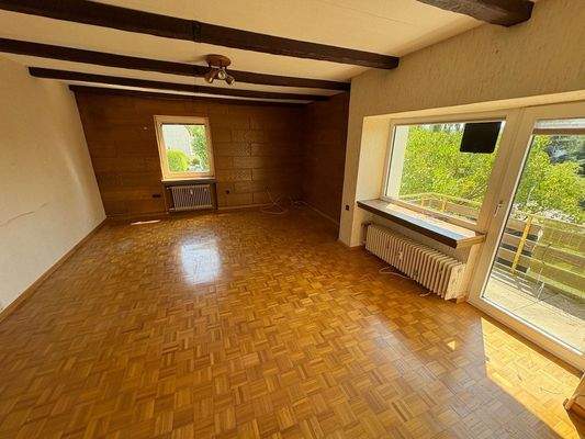 Wohn-/Esszimmer mit Balkon im EG links