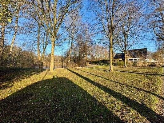 Parkfläche rechts neben dem Grdst.