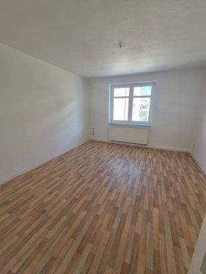 Helles Zimmer mit Parkettboden