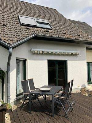 Zweite Terrasse mit Zugang zum Wohnzimmer