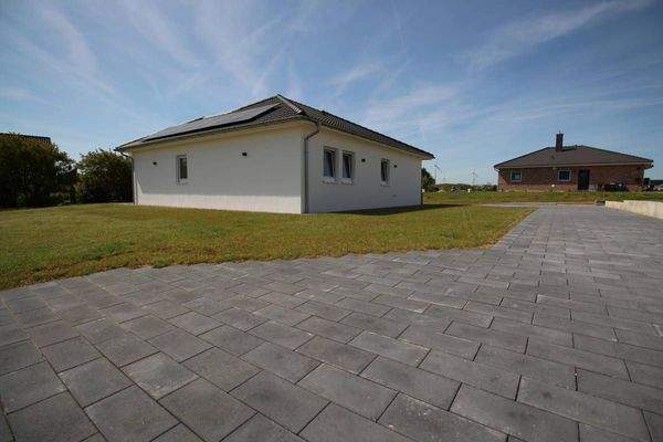 Bungalow aus Garagenperspektive