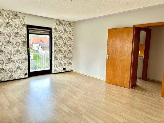 Wohnzi. mit Ausg. auf Balkon