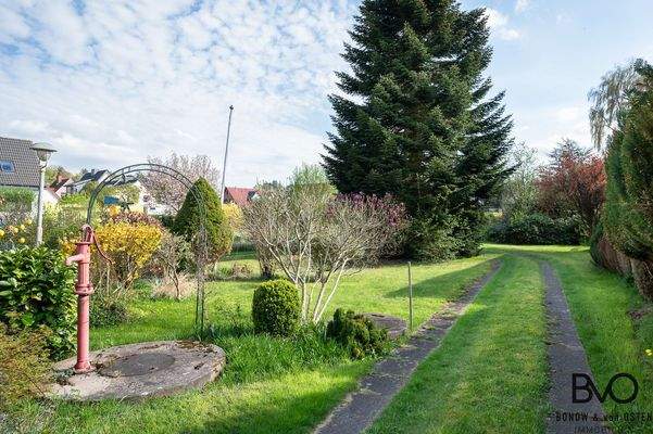 Großzügiger Garten mit Baumbestand und Brunnen